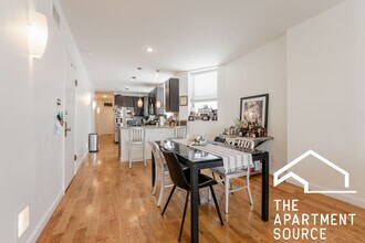 1806 W Grand Ave, Unit 2 in Chicago, IL - Foto de edificio - Building Photo