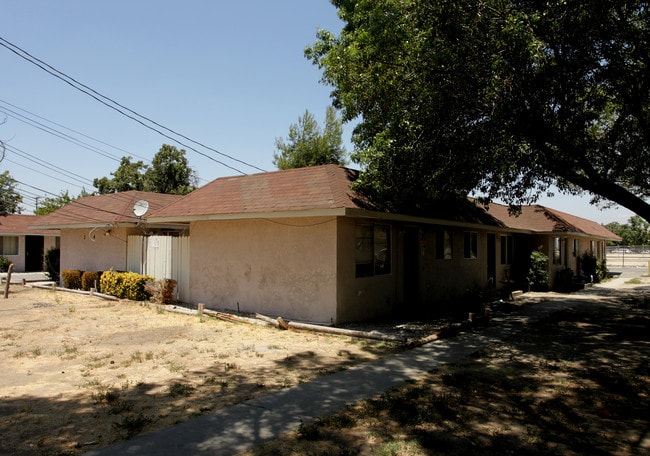 334 W Kimball Ave in Hemet, CA - Foto de edificio - Building Photo
