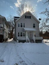 9904 Manor Ave in Cleveland, OH - Foto de edificio - Building Photo