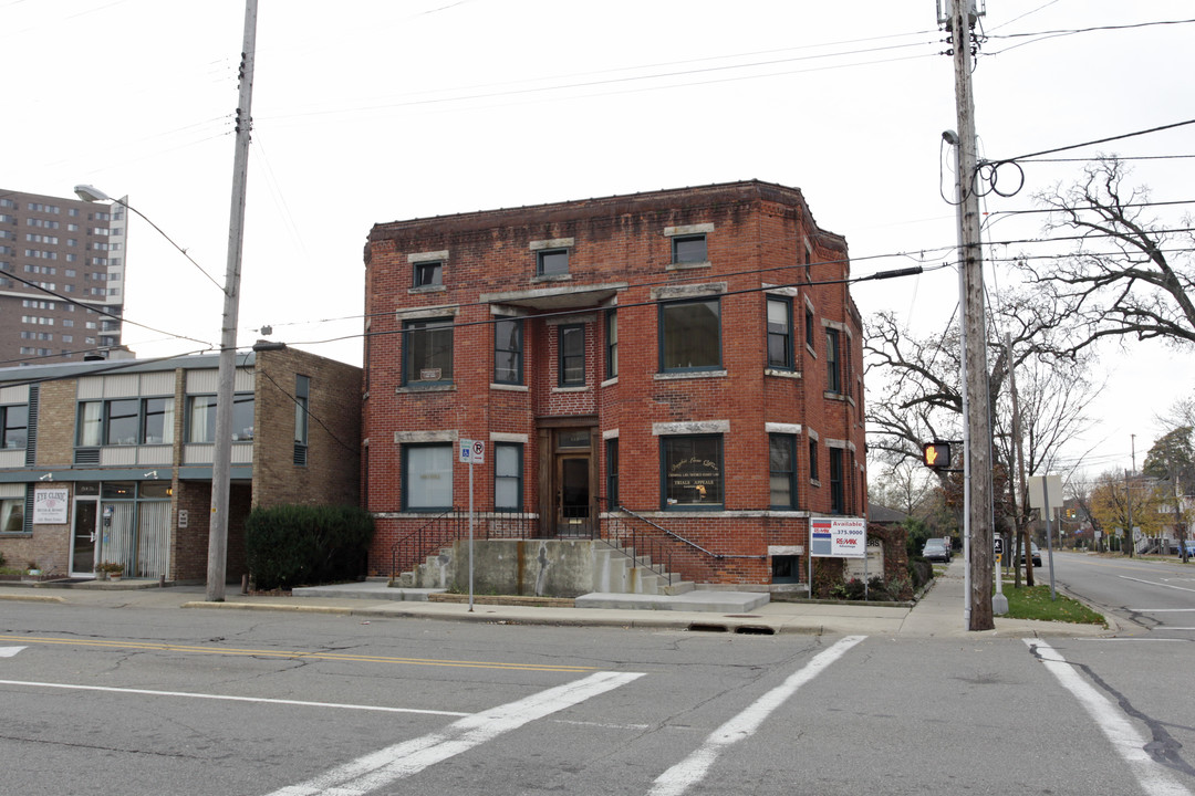 131-133 W Cedar St in Kalamazoo, MI - Foto de edificio