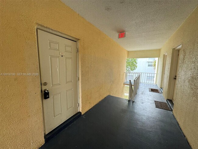 415 Executive Center Dr in West Palm Beach, FL - Building Photo - Building Photo