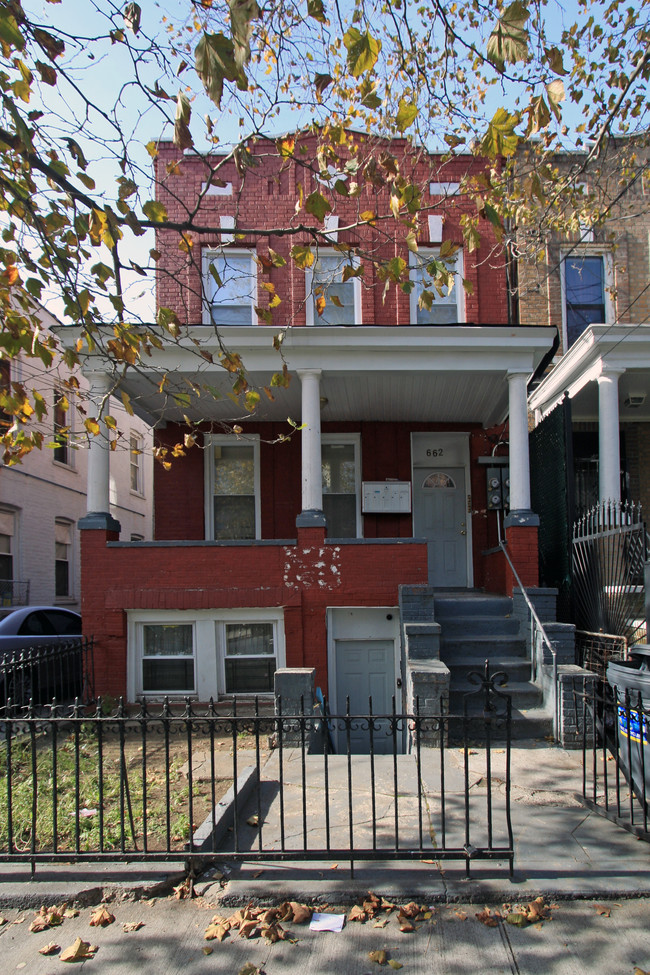 662 Miller Ave in Brooklyn, NY - Building Photo - Building Photo