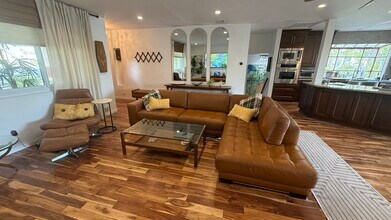 1068 E San Jose Ave in Burbank, CA - Foto de edificio - Building Photo