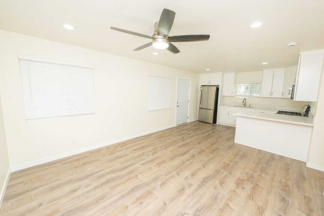 145 W Washington Ave in El Cajon, CA - Building Photo