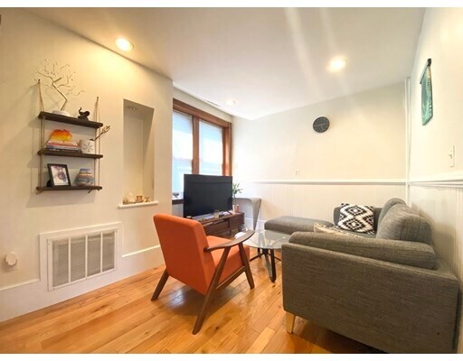 9 Revere St-Unit -8 in Boston, MA - Building Photo - Building Photo