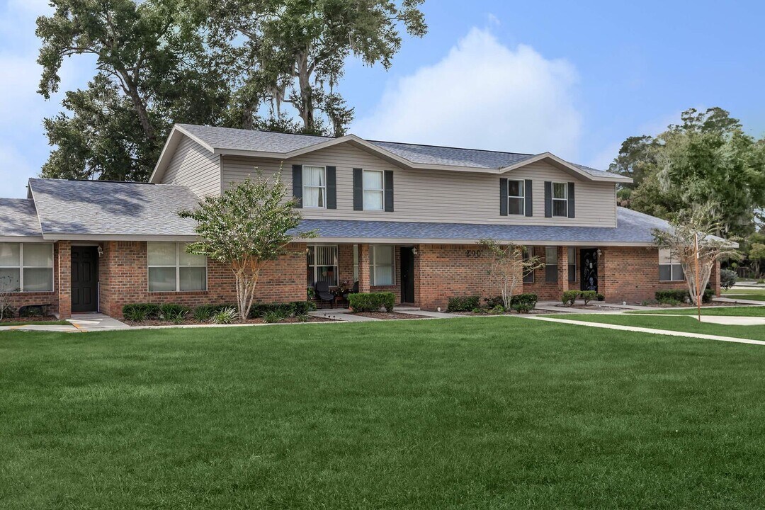 225 Whispering Oaks Ct in Orange City, FL - Building Photo