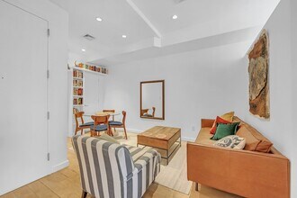 140 Scholes St, Unit 3A in Brooklyn, NY - Foto de edificio - Building Photo