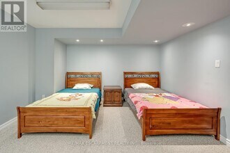 5410 Duchess Ct in Burlington, ON - Building Photo - Building Photo