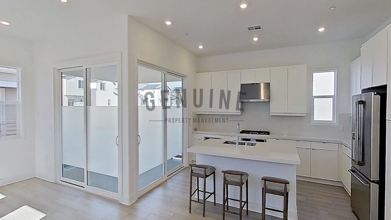 432 Loon in Irvine, CA - Building Photo