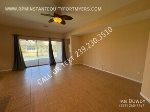 8120 Banyan Breeze Way in Ft. Myers, FL - Building Photo - Building Photo