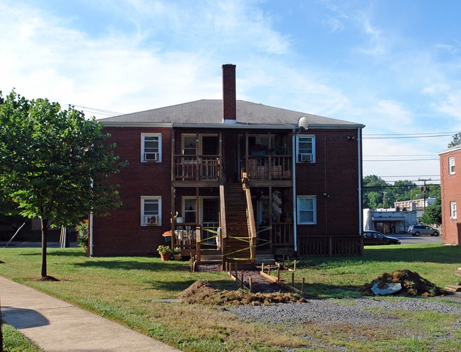 300 S Maple Ave in Falls Church, VA - Foto de edificio - Building Photo