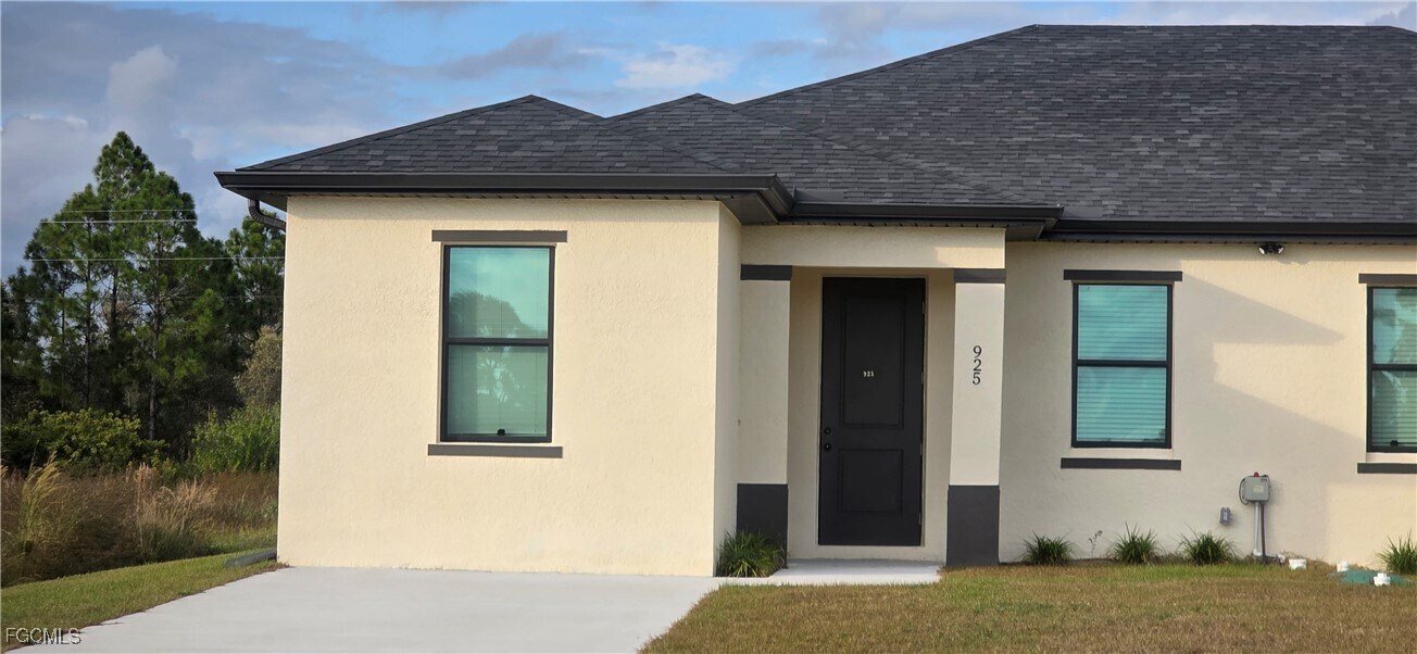 925 Chenault St in Lehigh Acres, FL - Building Photo