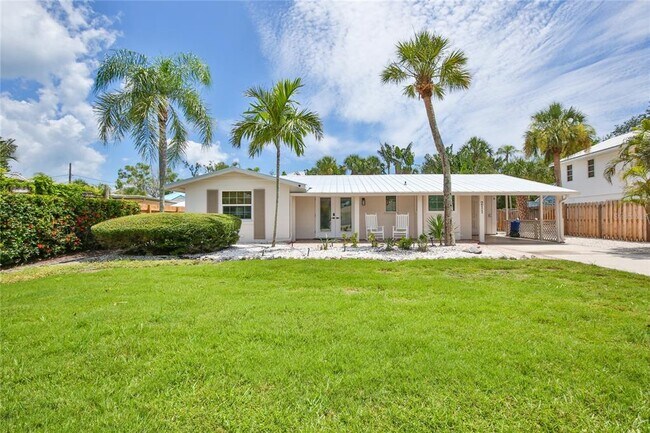 211 Island Cir in Siesta Key, FL - Building Photo - Building Photo