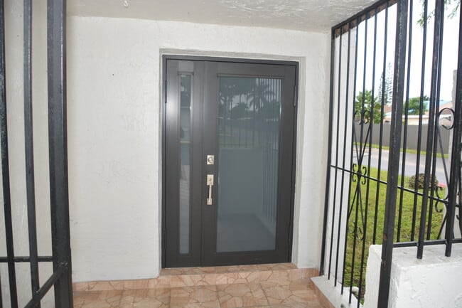 9466 SW 6th Ter in Miami, FL - Building Photo - Building Photo