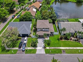 9610 Dunhill Dr in Miramar, FL - Building Photo