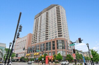 807 Davis St in Evanston, IL - Building Photo - Building Photo