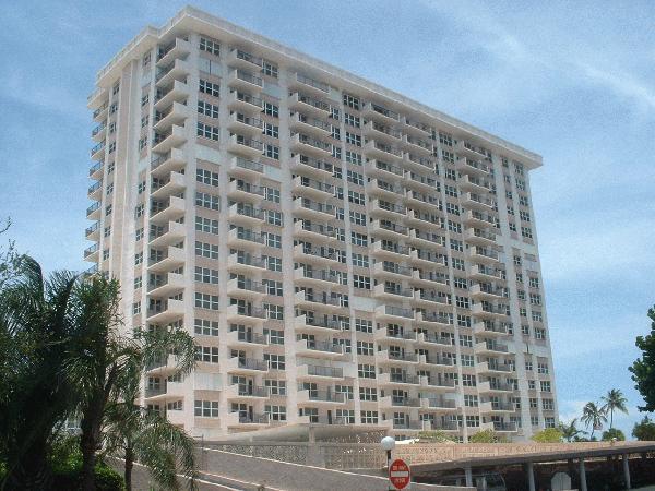 Parliament House in Pompano Beach, FL - Building Photo