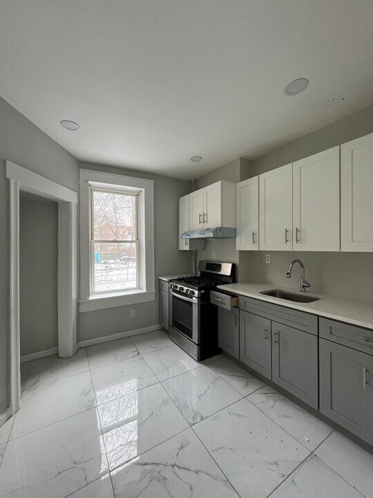 122 Bergen Ave, Unit 1 in Jersey City, NJ - Building Photo