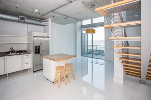 690 SW 1st Ct, Unit PHI20 in Miami, FL - Building Photo