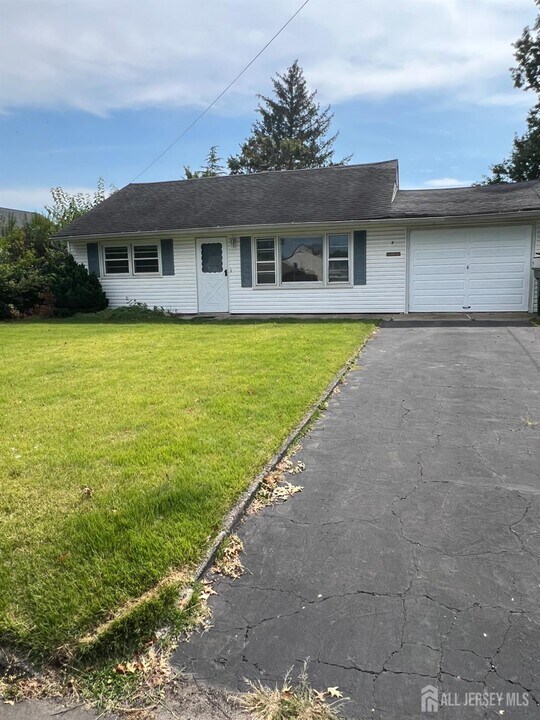 8 Rosewood Rd in Edison, NJ - Building Photo