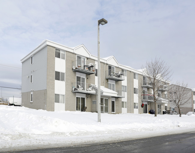 2632 Du Manoir St in Vaudreuil-dorion, QC - Building Photo - Building Photo