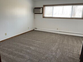 1012 10th St NE in Jamestown, ND - Building Photo - Building Photo