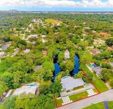 6025 SW 72nd Ave in Miami, FL - Building Photo - Building Photo