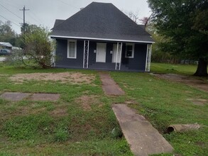 690 Avenue E-Unit -B in Beaumont, TX - Building Photo - Building Photo