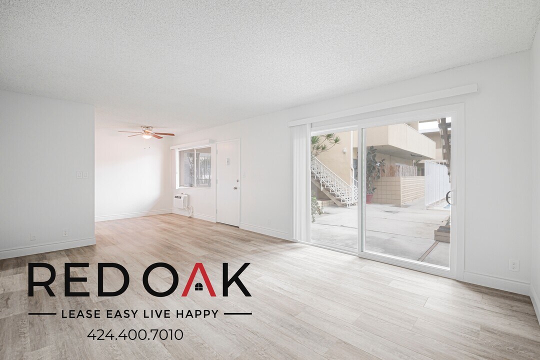 2050 Rodney Dr in Los Angeles, CA - Building Photo