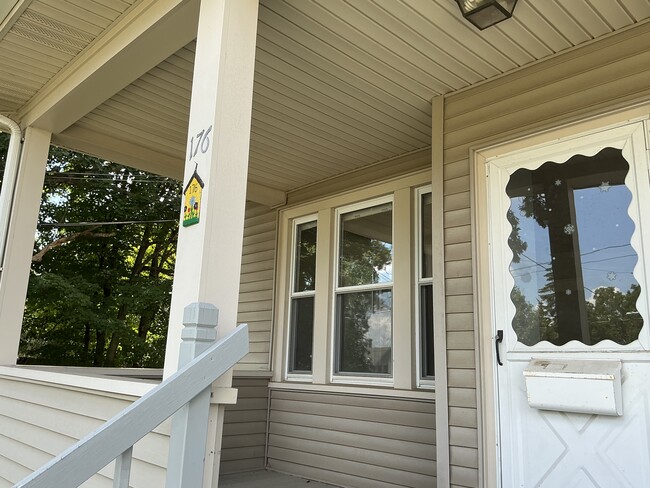 176 McClintock St, Unit #1 in New Britain, CT - Foto de edificio - Building Photo