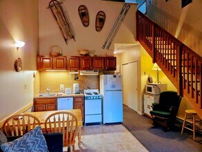 36 Lodge Rd, Unit A 301 in Lincoln, NH - Foto de edificio - Building Photo