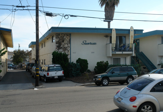 Sunrise in Goleta, CA - Foto de edificio - Building Photo