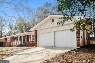 2385 Winshire Dr in Decatur, GA - Building Photo - Building Photo