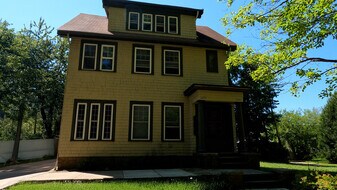 1652 Hillcrest Rd, Unit #2 in Cleveland Heights, OH - Building Photo