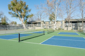 Pine Manor in Sacramento, CA - Building Photo - Building Photo