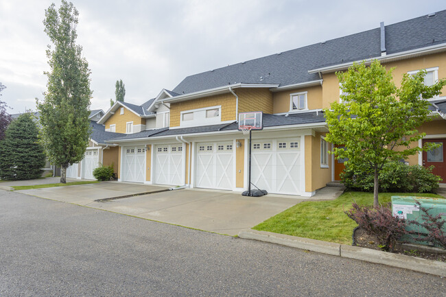 4010 Patricia Landng SW in Calgary, AB - Building Photo - Building Photo