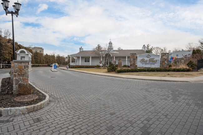 23942 Oak Park Drive in Douglaston, NY - Foto de edificio - Building Photo