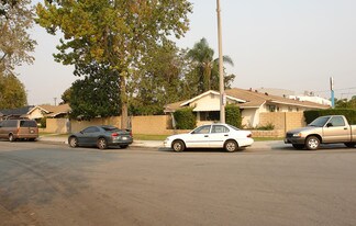 127-133 W Hill Pl in Anaheim, CA - Building Photo
