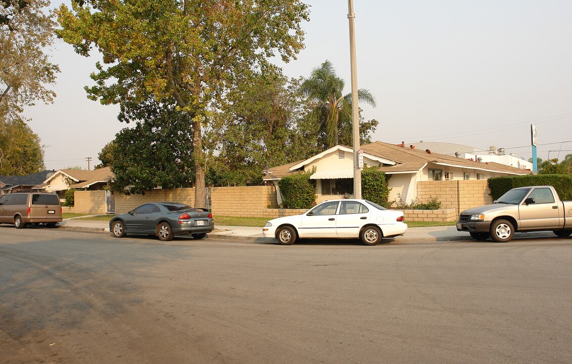127-133 W Hill Pl in Anaheim, CA - Building Photo