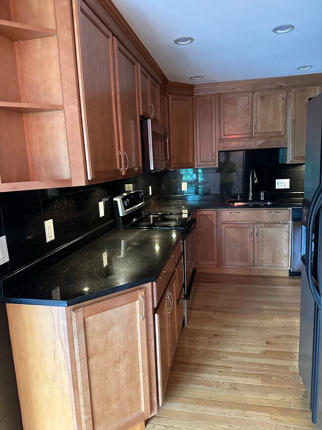 3 Brook Rd Rentals in Salem, NH