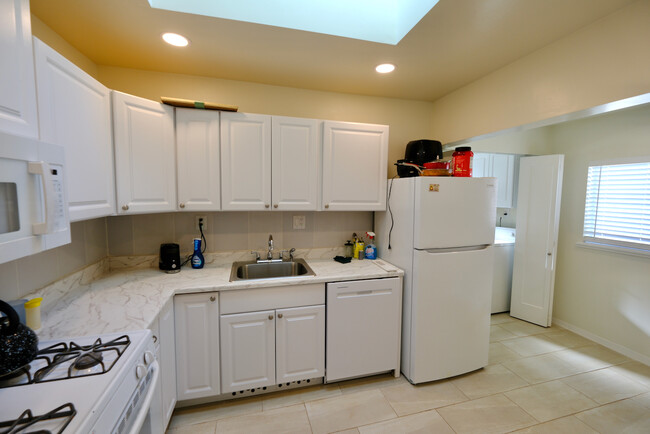 227 1/2 E Victoria St in Santa Barbara, CA - Building Photo - Building Photo