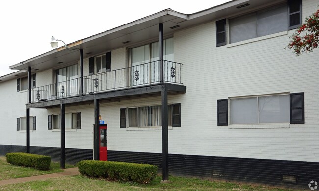 Channing Apartments East in Huntsville, AL - Foto de edificio - Building Photo