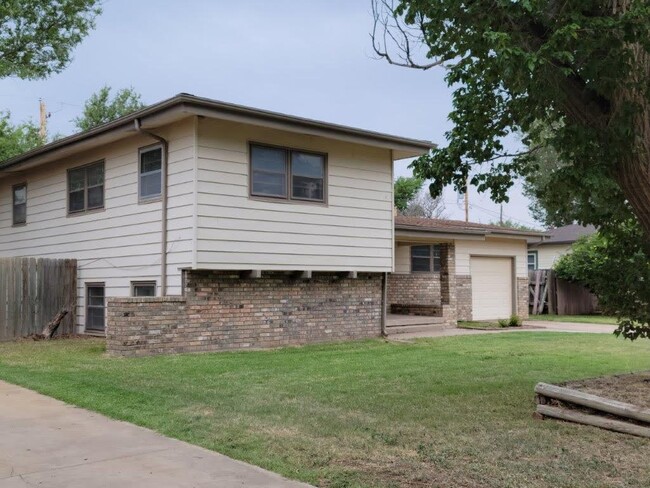 1210 Nelson Ave in Liberal, KS - Building Photo - Building Photo