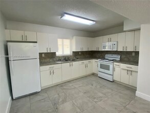 1650 W 44th Pl in Hialeah, FL - Foto de edificio - Building Photo