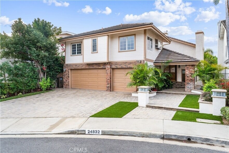 24832 Los Gatos Dr in Laguna Hills, CA - Foto de edificio