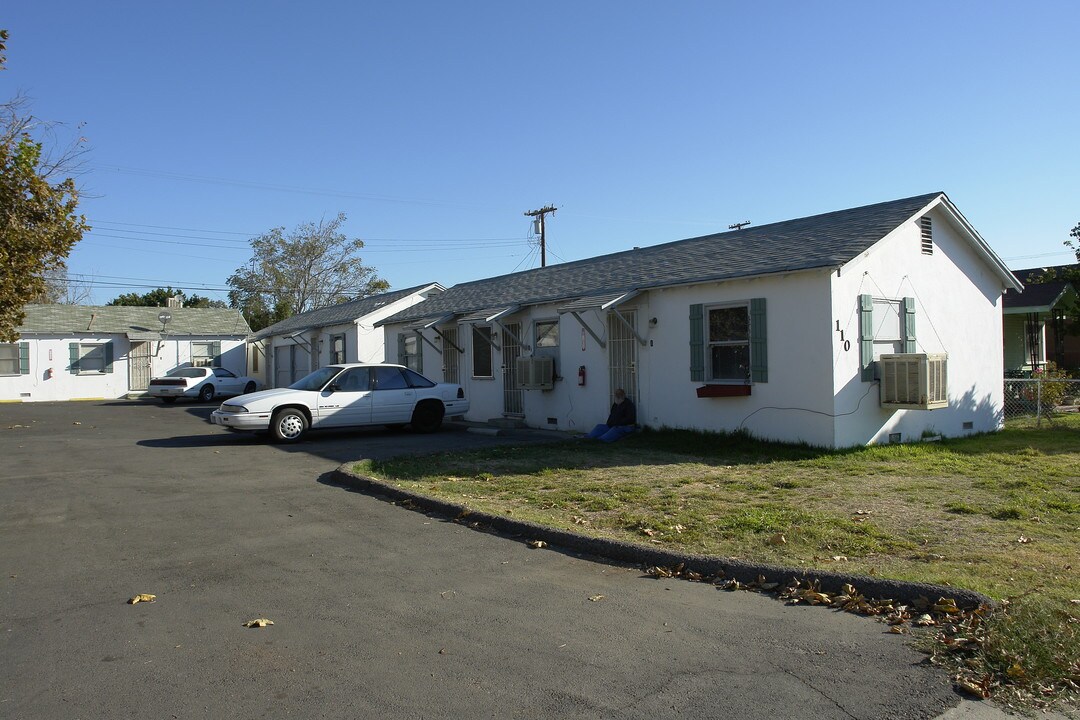 110-112 W Moneta Ave in Bakersfield, CA - Foto de edificio