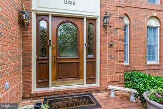 13286 Holly Meadow Ln in Herndon, VA - Foto de edificio - Building Photo