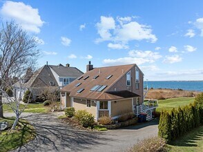 2 Windward Way in Fairhaven, MA - Foto de edificio - Building Photo