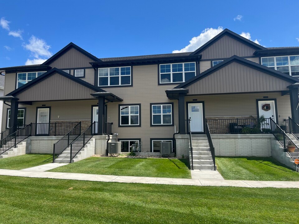 2432 Roycroft Aly in Marion, IA - Building Photo
