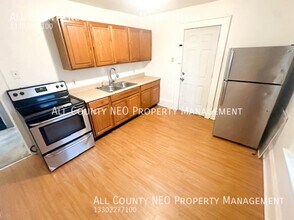 859 Brown St-Unit -Up Unit in Akron, OH - Building Photo - Building Photo